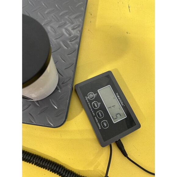 Leoben Night Out Scented Candle 9 Ounce Soy Wax Blend Masculine Aromas Black/Whi - Picture 7 of 7